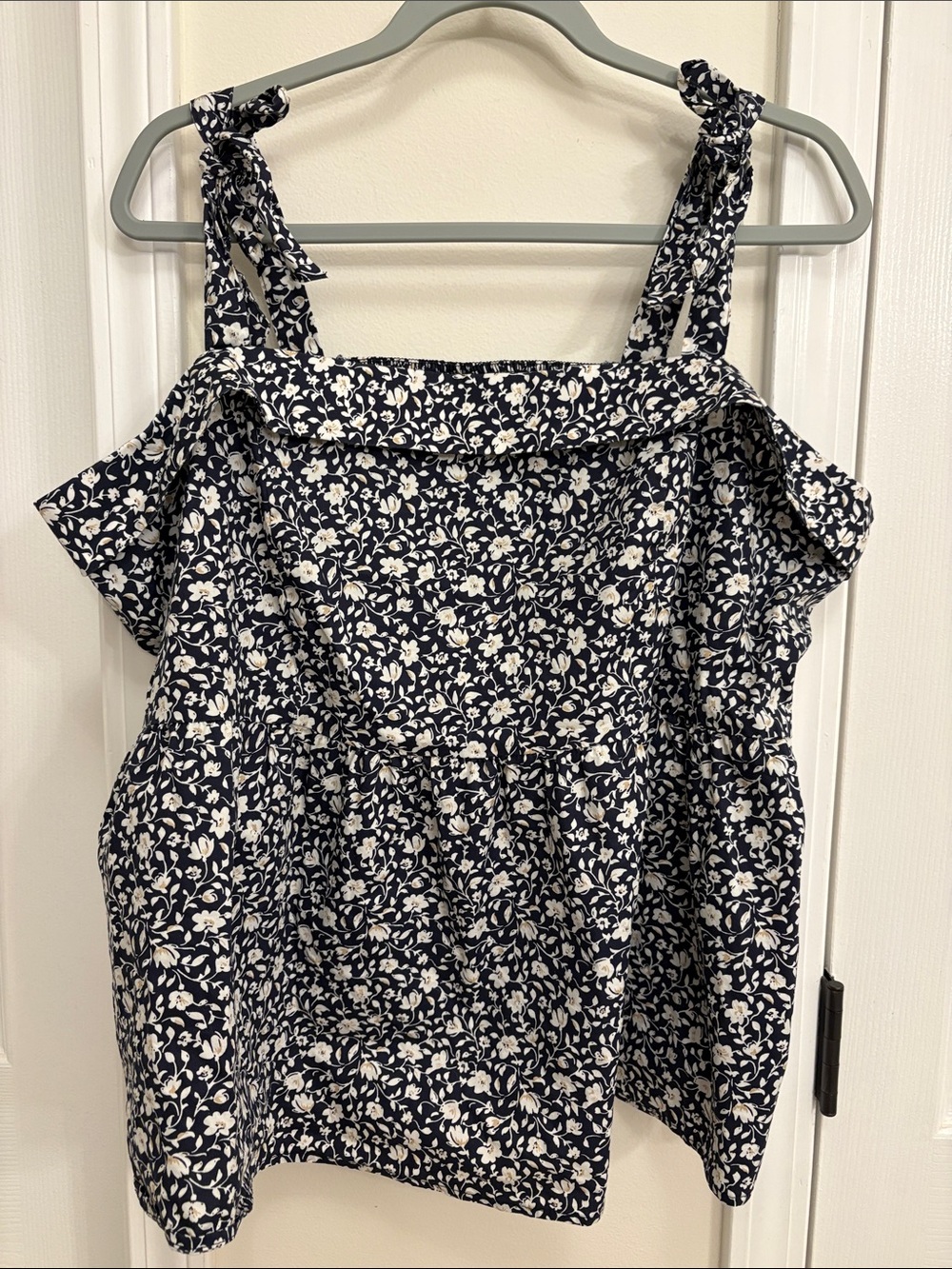 🩵HP🩵 torrid Navy and White Floral Tie-Strap Summer Top - Picture 4 of 11